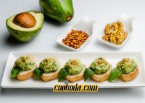 خوراک آووکادو با ریحان | Pesto-mole Crostini